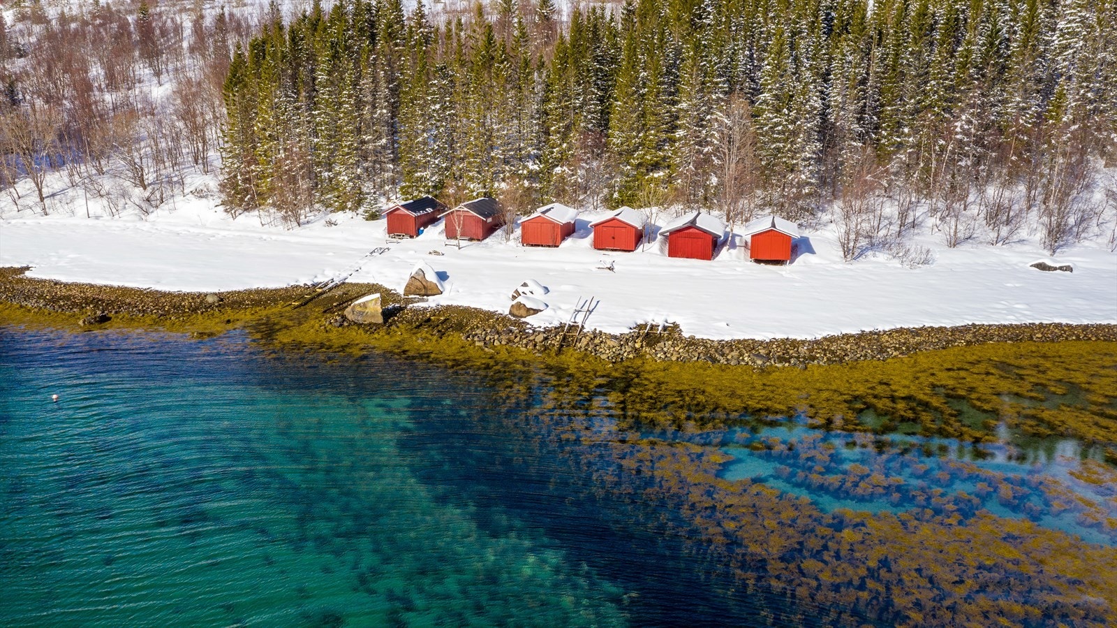 I tillegg har eiendommen eget naust. nr. 4 fra venstre. Da kan man nyte både fjellet og havet. Galleribilde