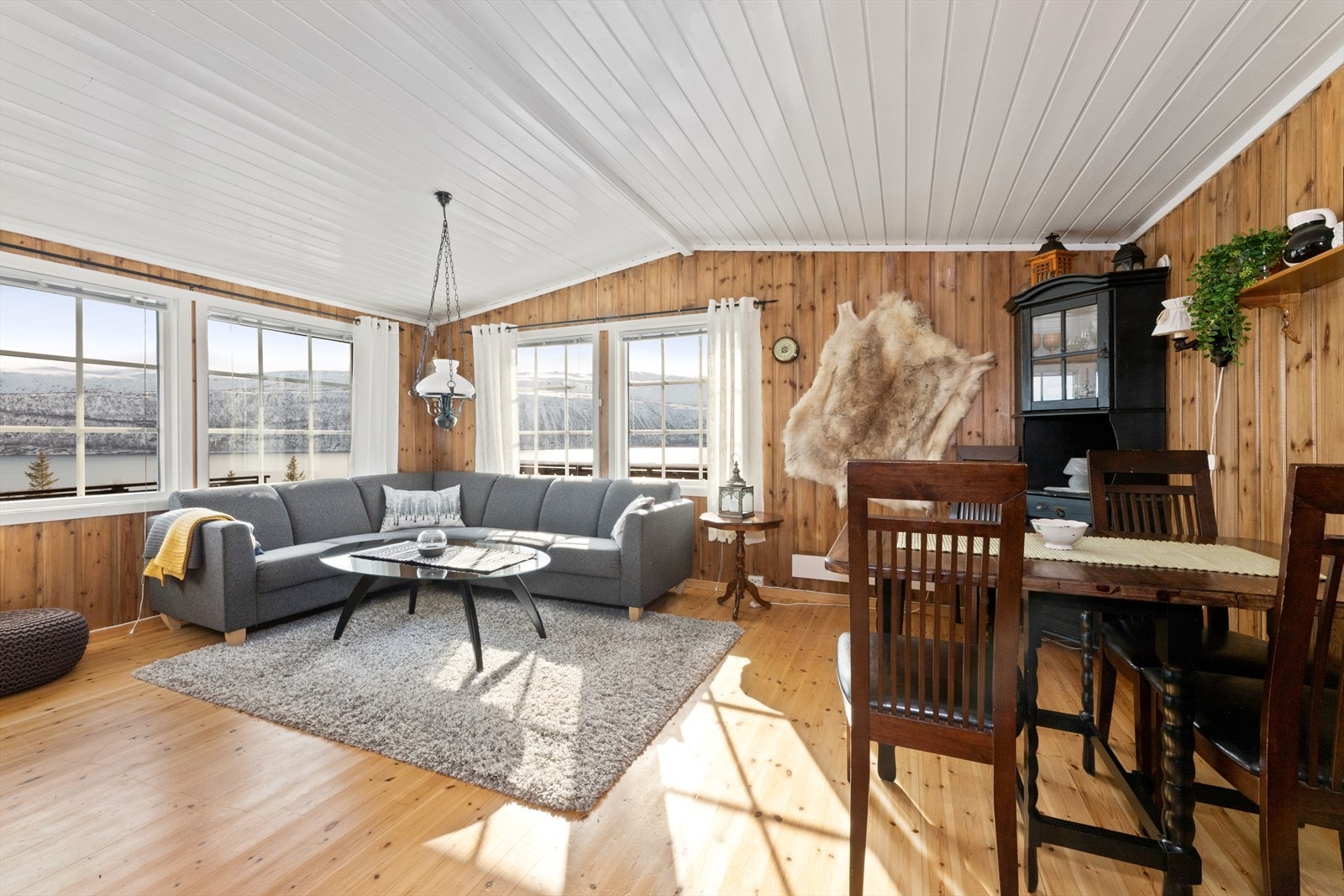 Stuen har god plass til ønsket møblement. Både spisestue og stor sofagruppe får lett plass. Galleribilde