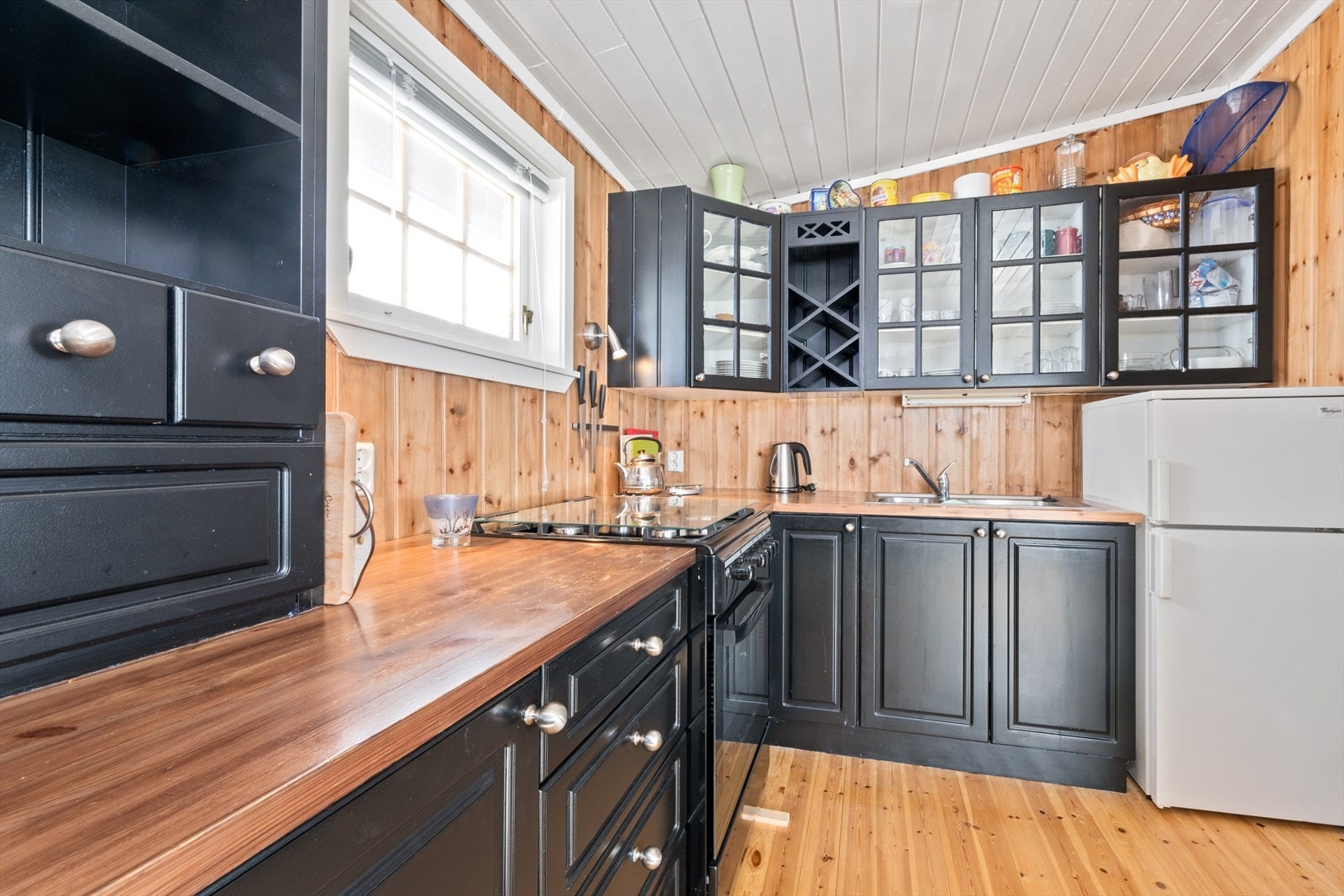 Kjøkkenet har en smart planløsning og rikelig med skap og benkeplass. Galleribilde