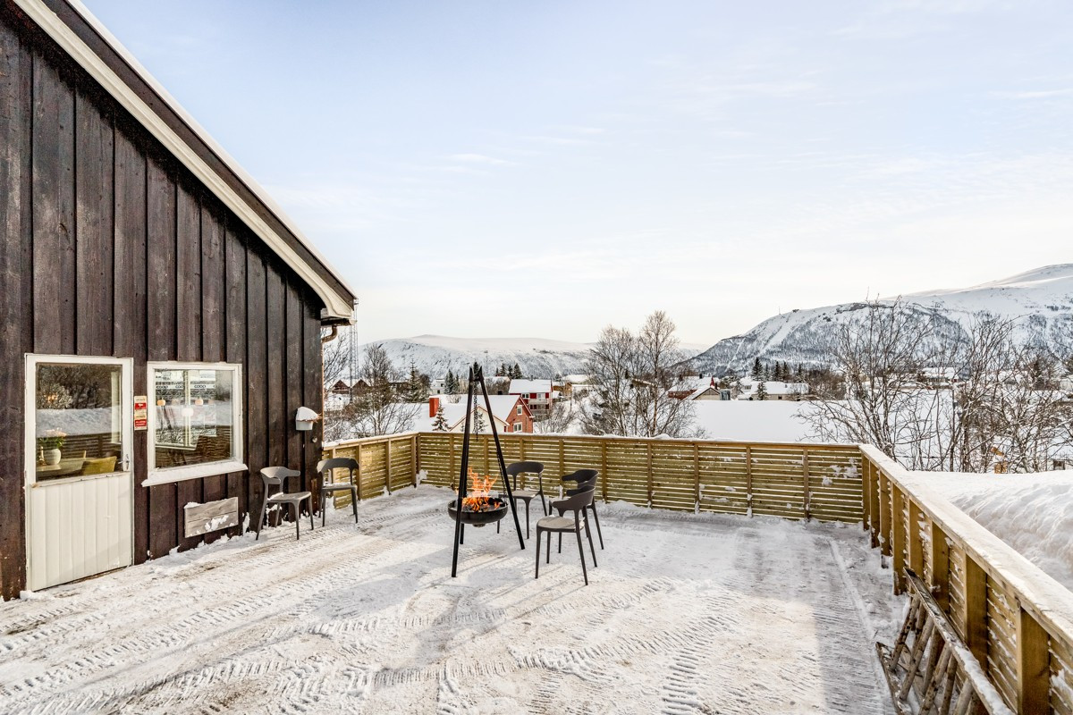 Stor terrasse med utgang fra stue. Fantastisk utsikt og muligheter for gode opplevelser året rundt.
