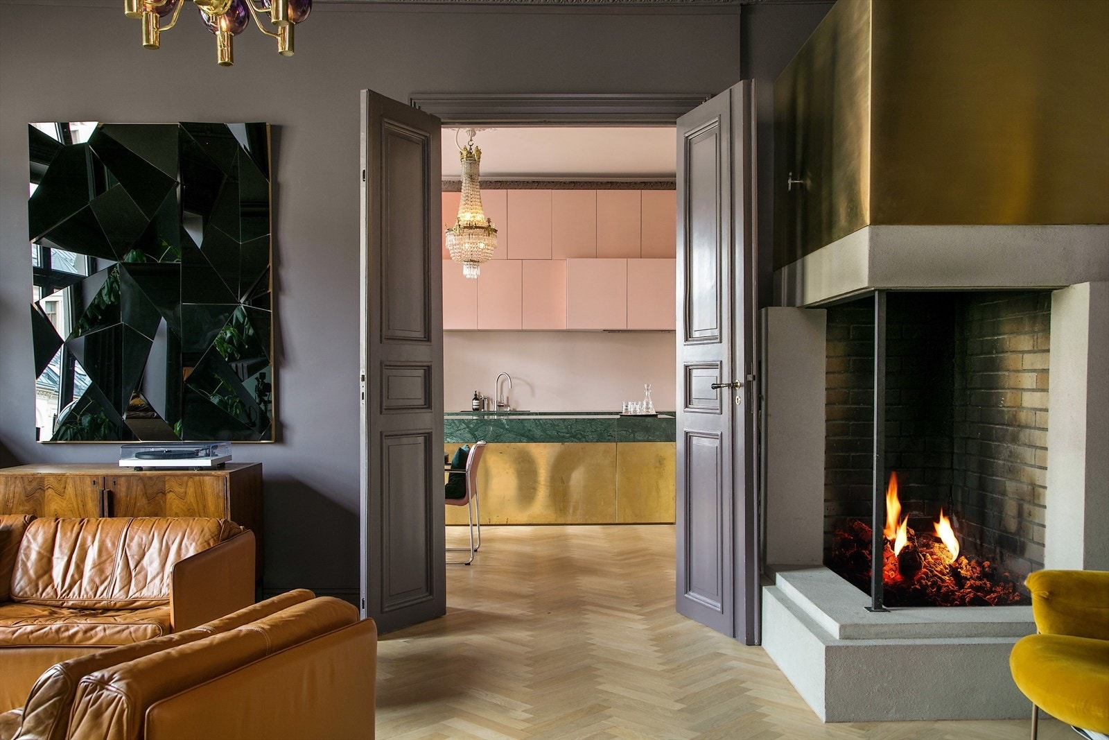 Peisen er original, men modifisert etter tegninger fra arkitektene med børstet messig og rette linjer i mur. Heltre fiskebensparkett i eik er gjennomgående i alle rom. Galleribilde