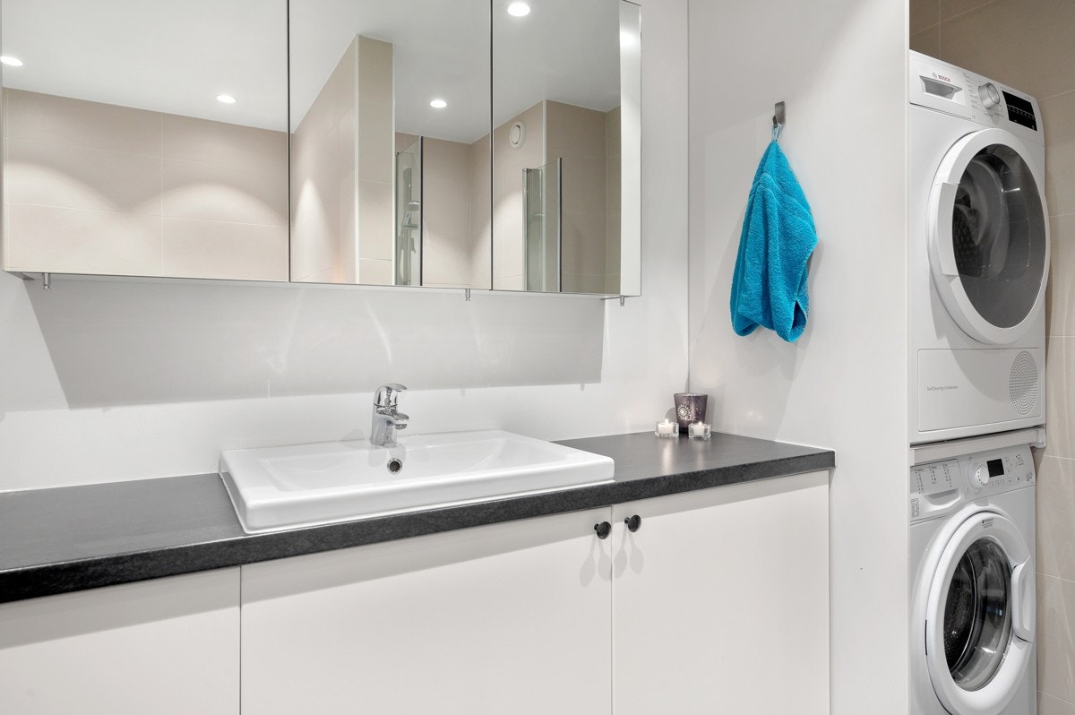 Vaskeromsdelen på badet. I forbindelse med renoveringen i 2015 ble rørene gjort om til rør-i-rør system. Galleribilde