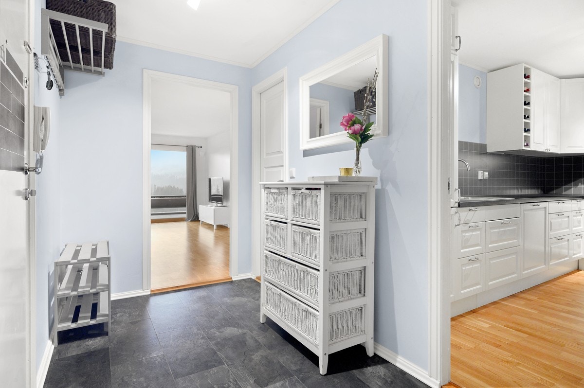 Entreeen og døren inn til stuen og kjøkkenet. Nye innerdører i 2017. Galleribilde