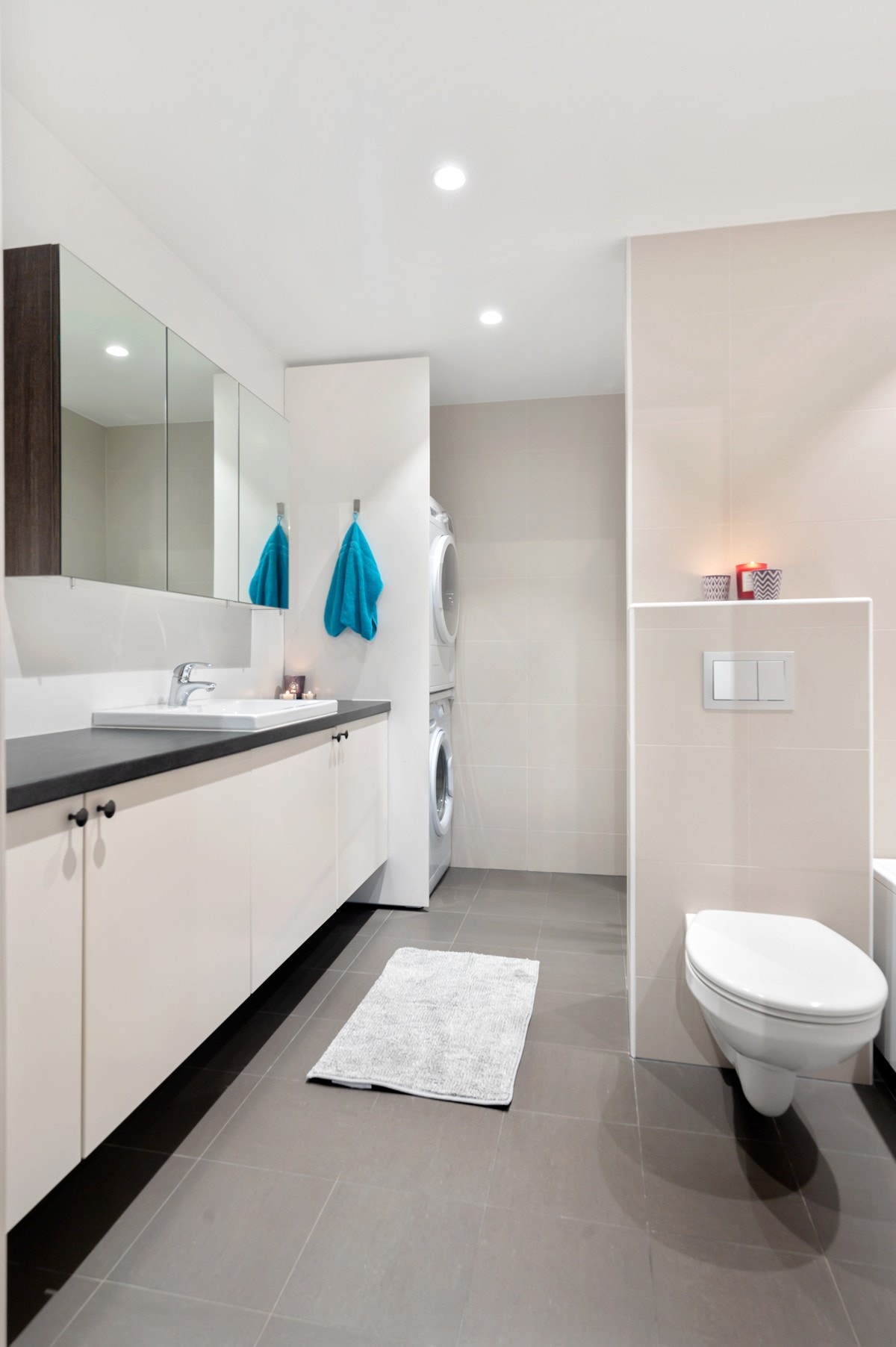 Badet med vaskeromsdel, badekar, wc og dusjnisje. Grundig renovert av fagfolk i 2015. Galleribilde