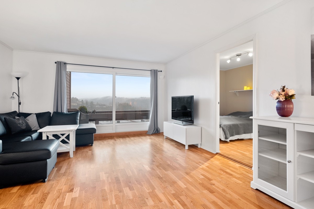 Stuen med døren til hovedsoverommet Galleribilde