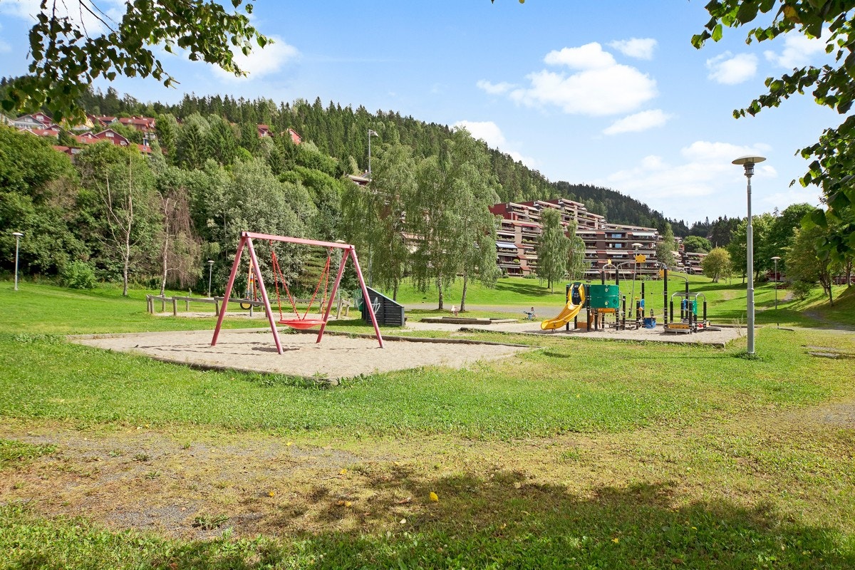 Sommerbilde av en av lekeplassene ved sameiet. Galleribilde