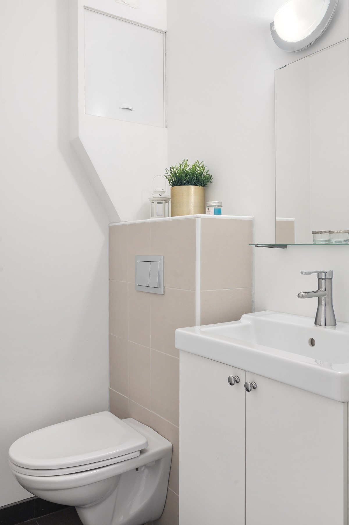 Wc med inngang fra entreen. Her er inspeksjonsskapet til rør-i-rørsystemet. Vegghengt toalett og alle flater pusset opp i 2015. Galleribilde