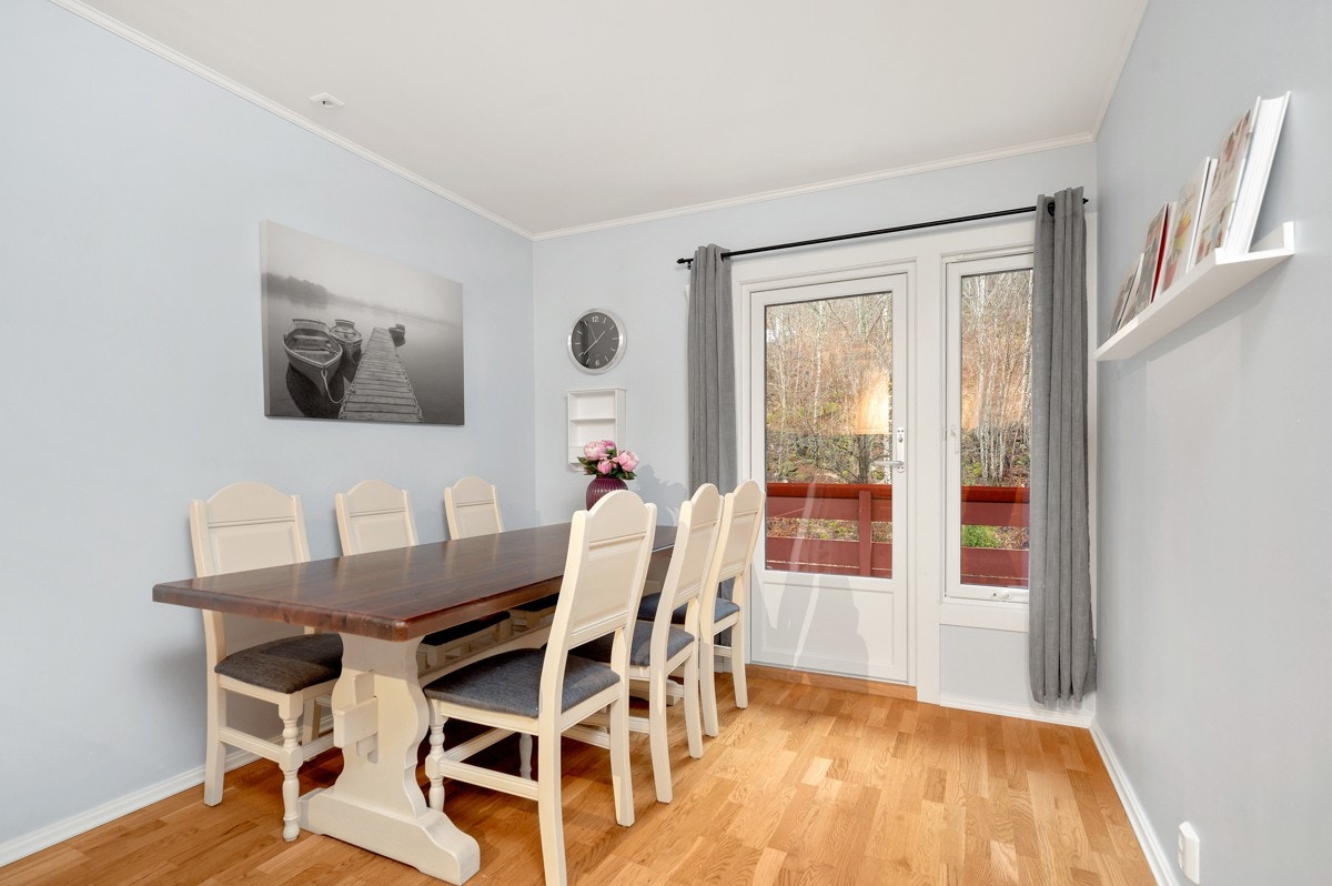 Spiseplassen. Balkongdøren og vindu ble skiftet i 2019. Galleribilde