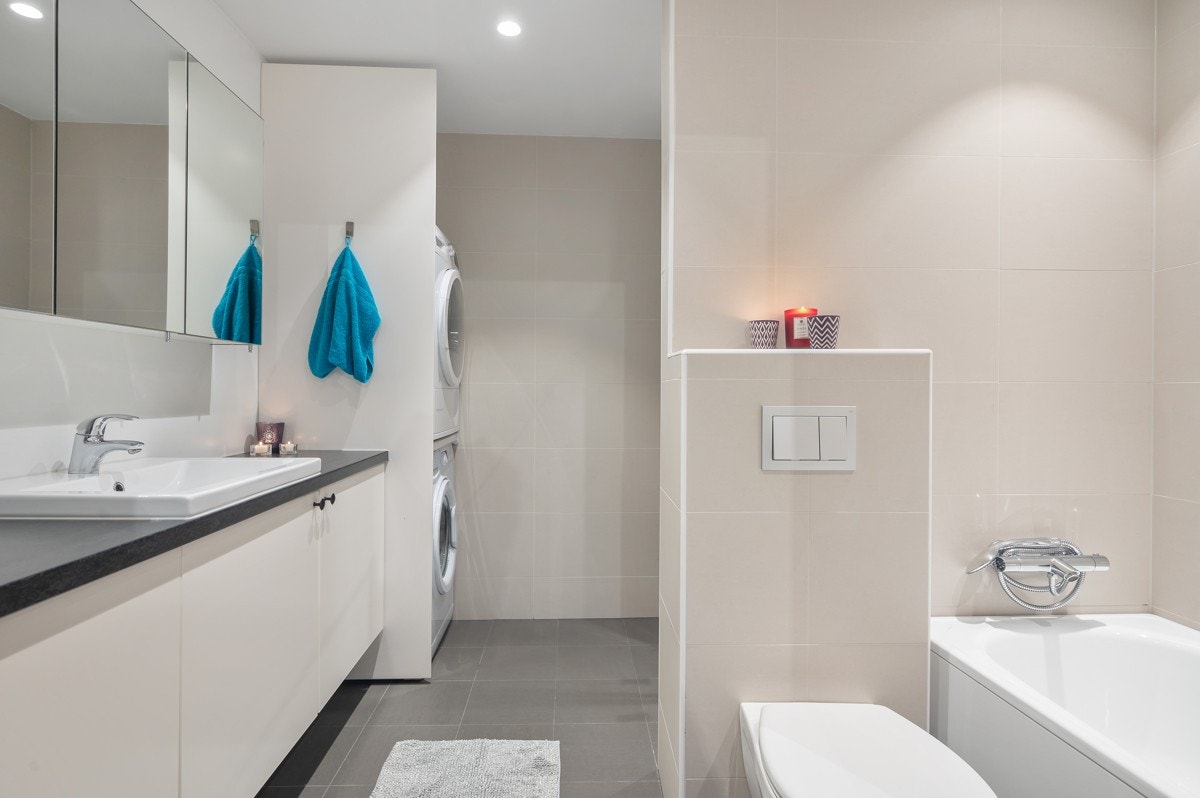 Renoveringen skjedde i 2015 med nye varmekabler, senket himling med downlights, ny innredning og vegghengt toalett Galleribilde