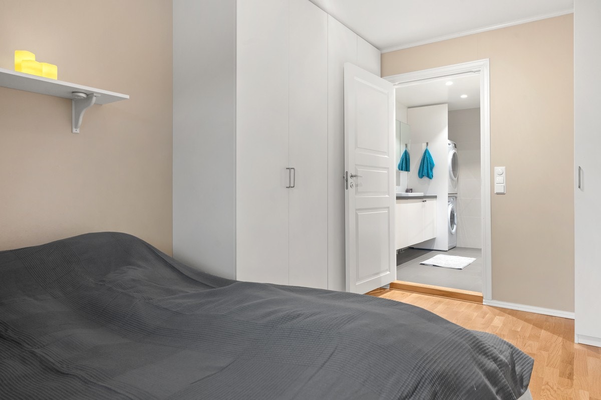 Hovedsoverommet og døren inn til badet. Vinduene på denne siden ble skiftet 2015-2019. Galleribilde