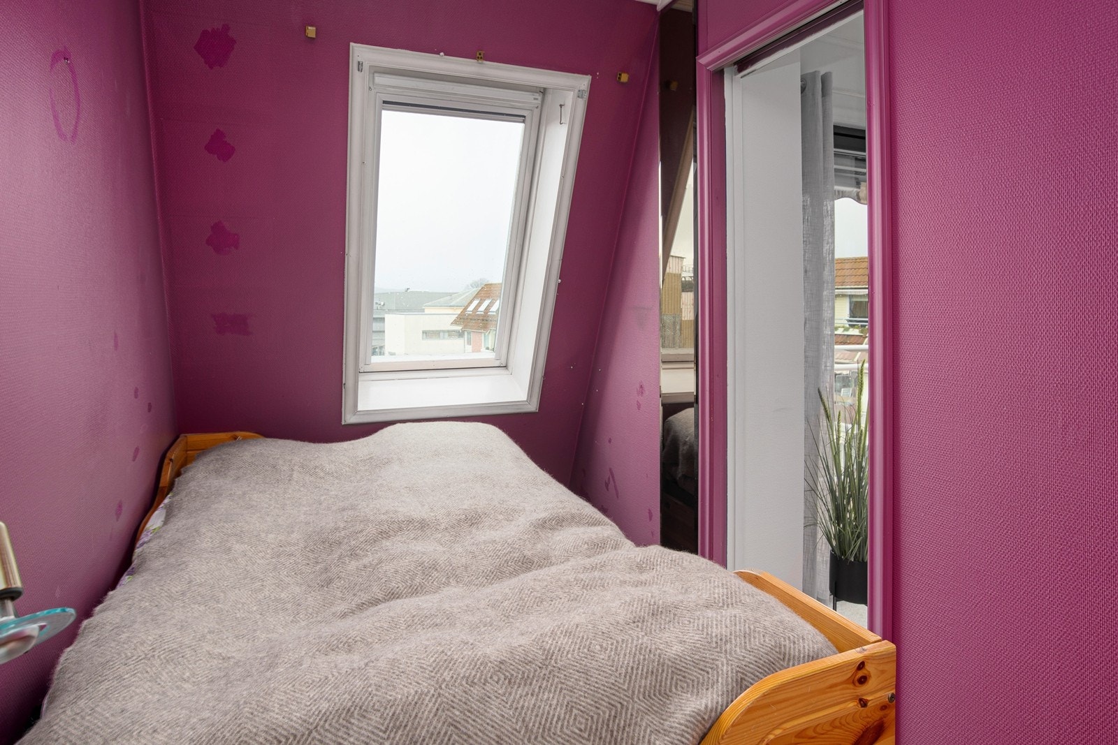 Soverom med skyvedørsgarderobe Galleribilde