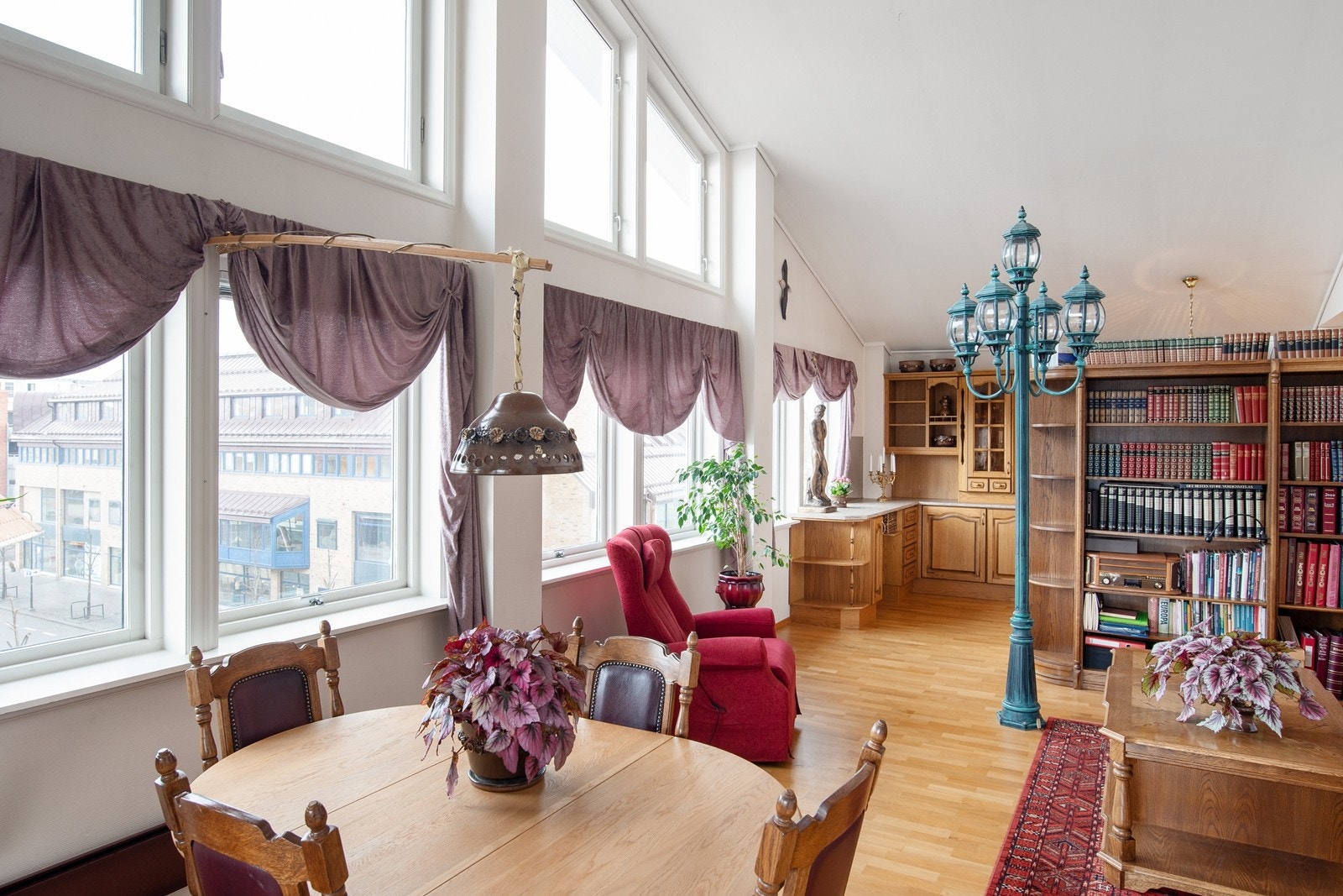 Stue med store vinduer og godt lysinnfall Galleribilde