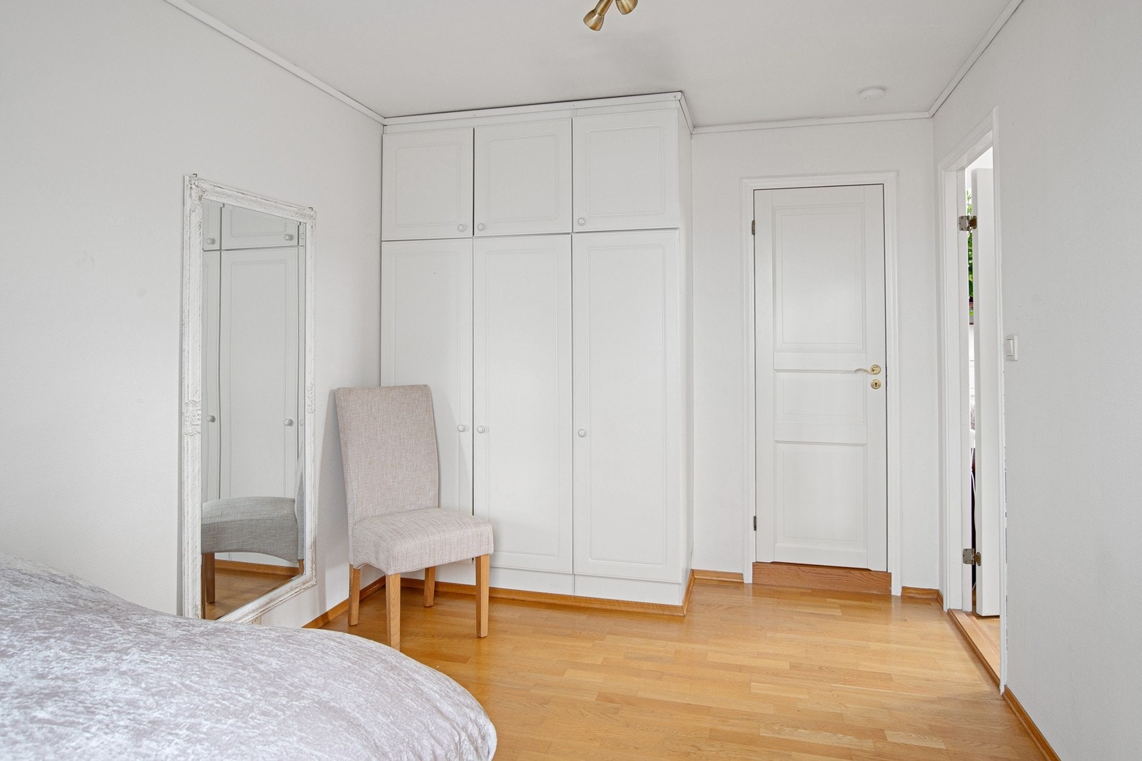 Soverom med plassbygget garderobeskap Galleribilde