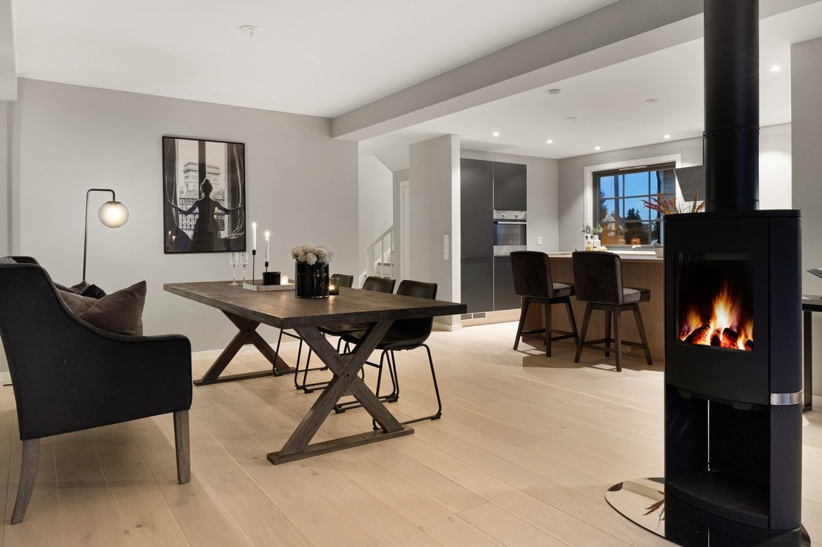 Romslig og flott spisestue mot kjøkken Galleribilde