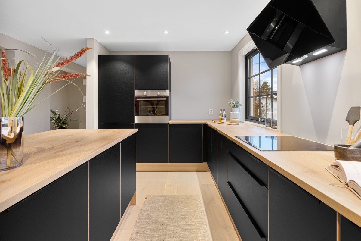 Flott innredning og godt med skuffer, skap og benkeplass Galleribilde