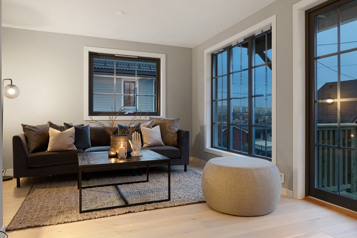 Innbydende stue med gode oppholdssoner og utgang solrik terrasse og hage. Galleribilde