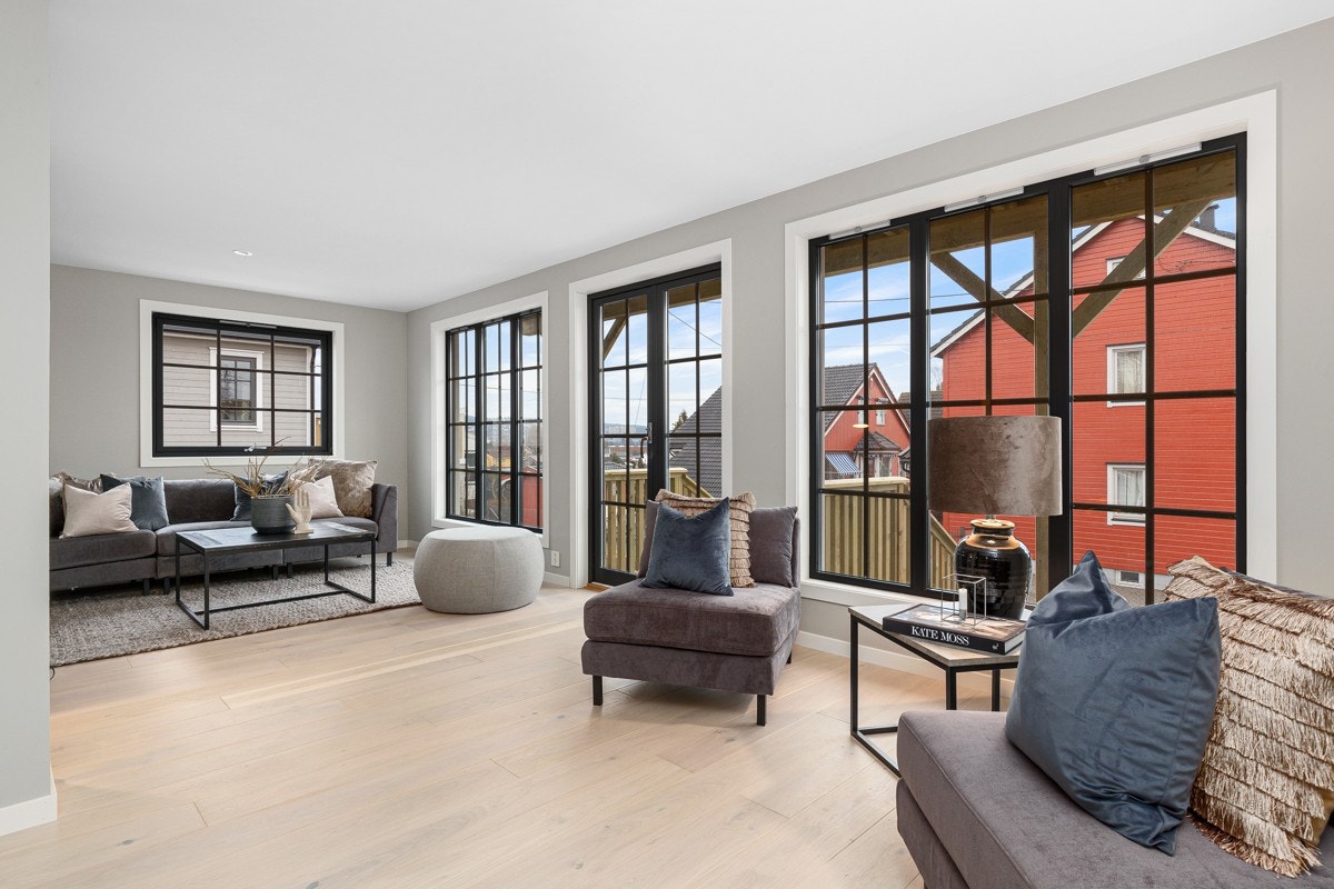 meget gode lysforhold inn i boligen gjennom store vindusflater Galleribilde