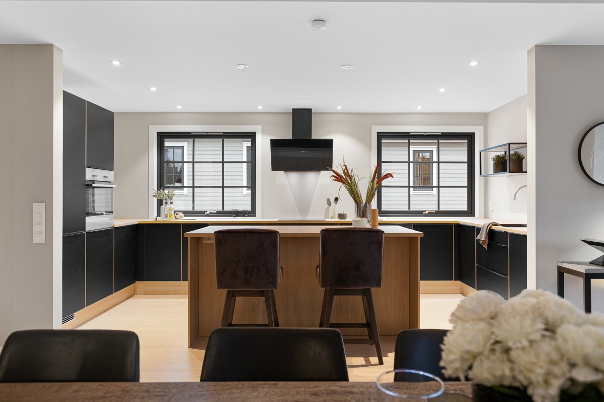 Stilrent kjøkken i åpen løsning mot stue/spisestue. Galleribilde