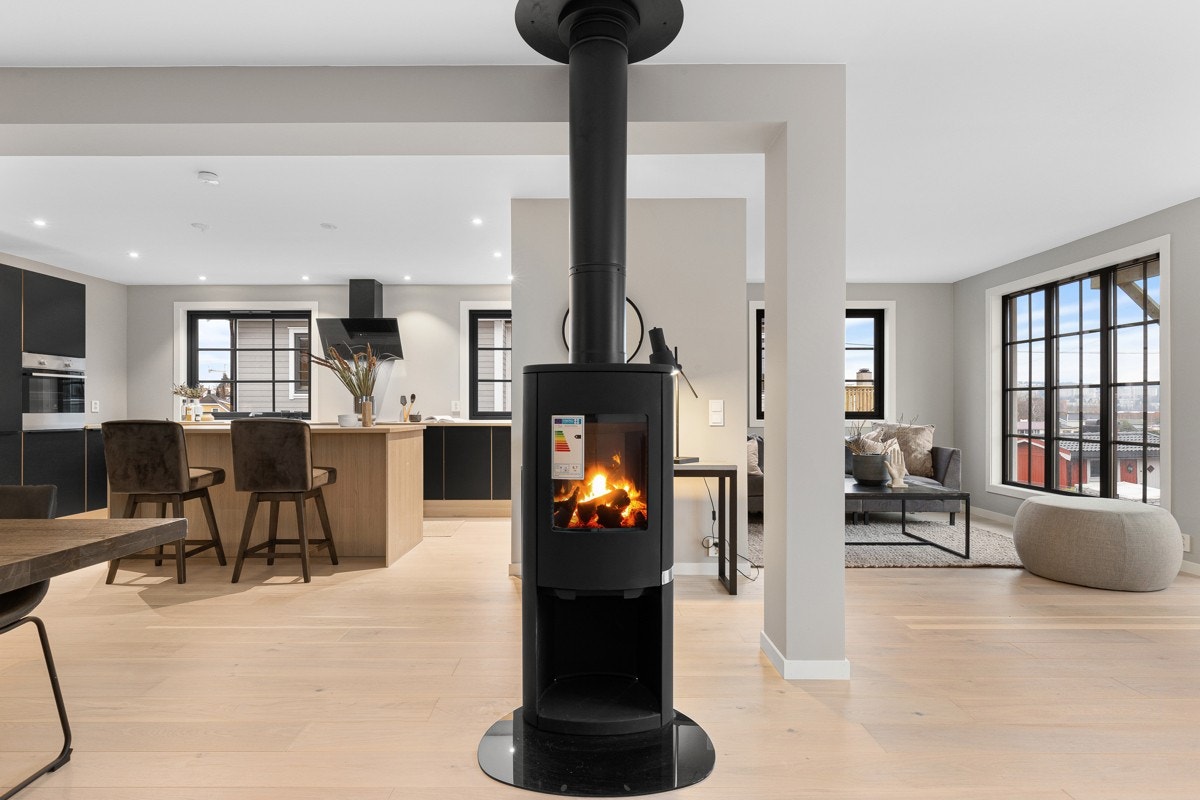 Store, luftige oppholsrom med generøse vindusflater og god takhøyde Galleribilde