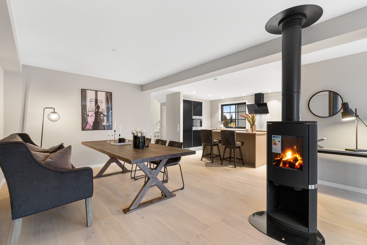 Moderne peisovn i stue/spisestue Galleribilde