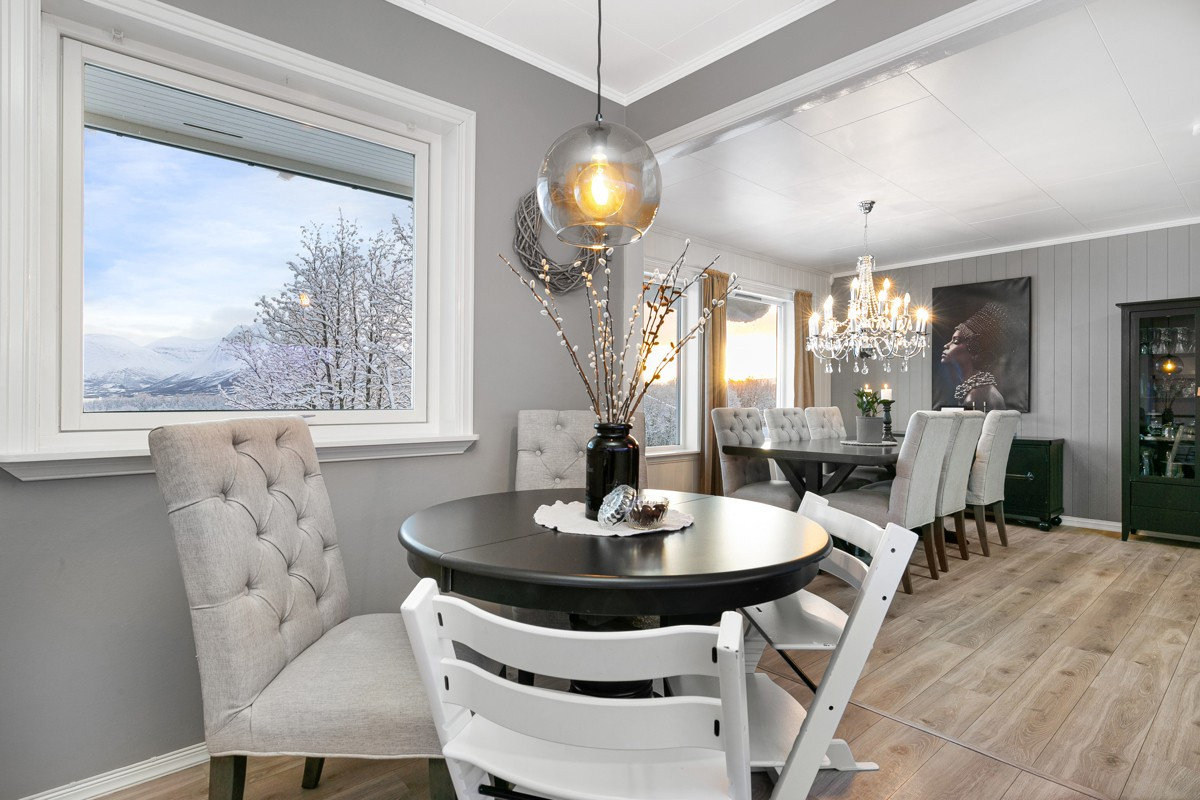 Plass til spisebord inne på kjøkkenet