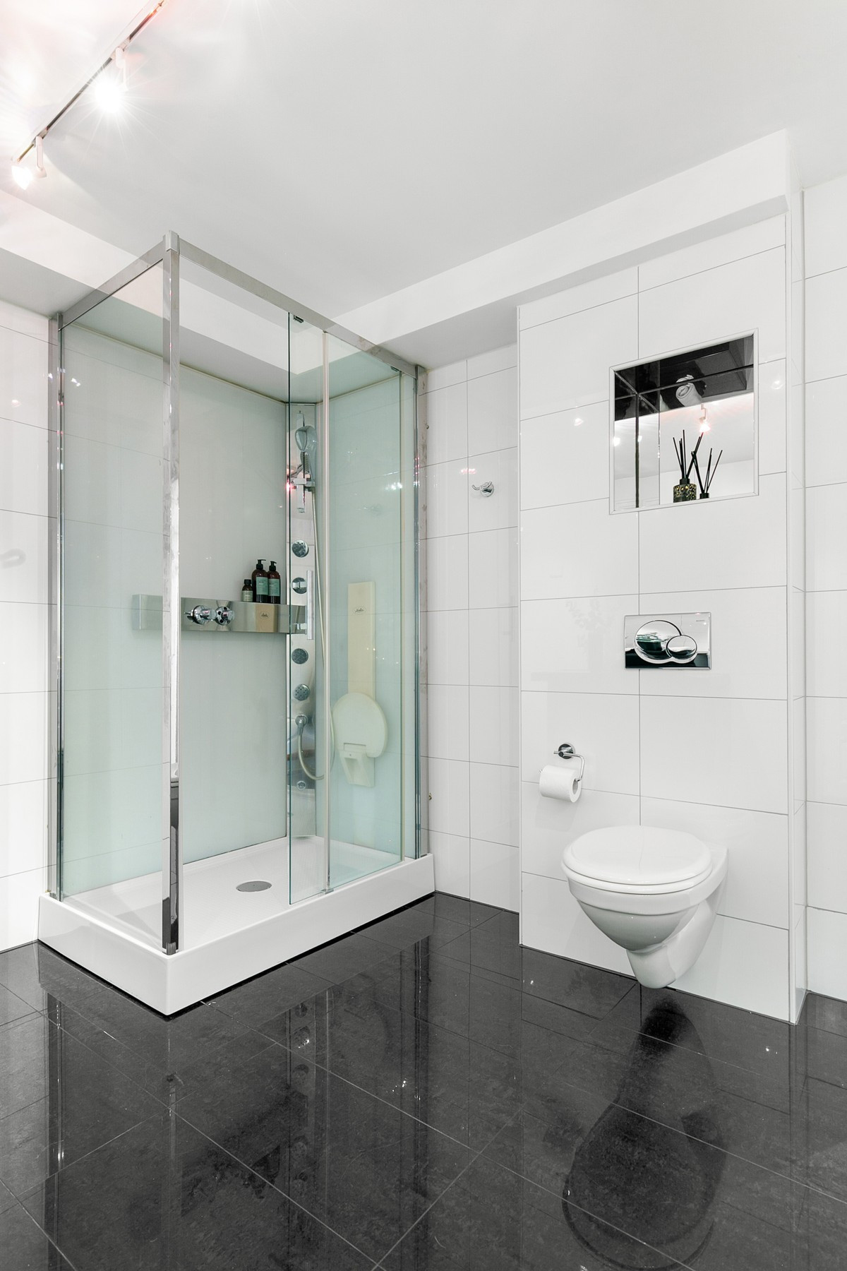 Badet er moderne innredet og er renovert i 2012