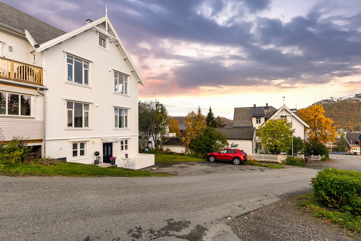 Fra bolig er det kun noen minutters gåavstand til bysentrum med alle servicetilbud