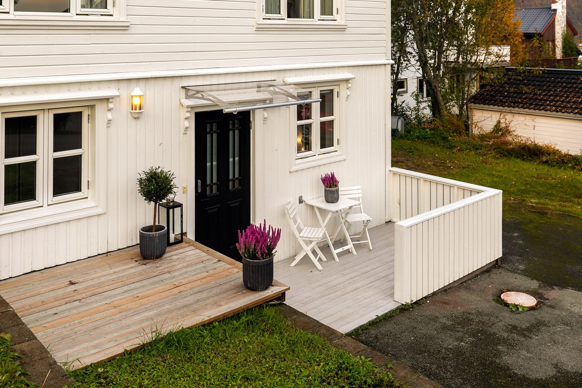 Lun terrasseplatt ved inngang