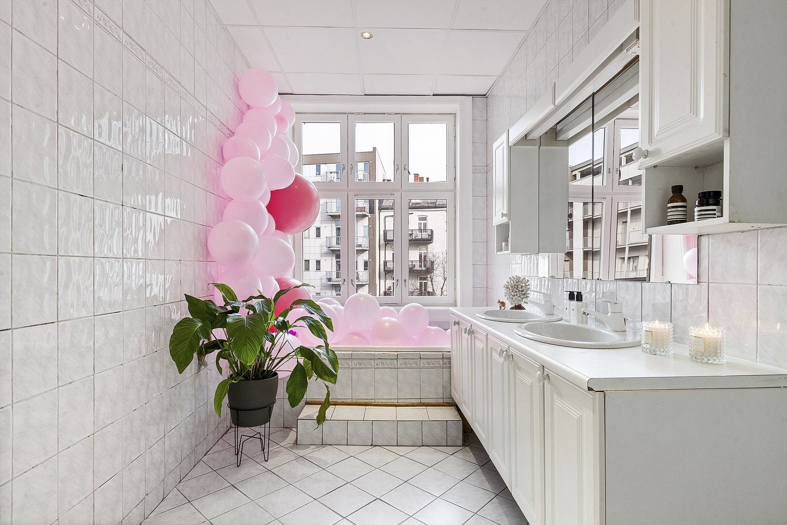 Romslig bad med badekar Galleribilde