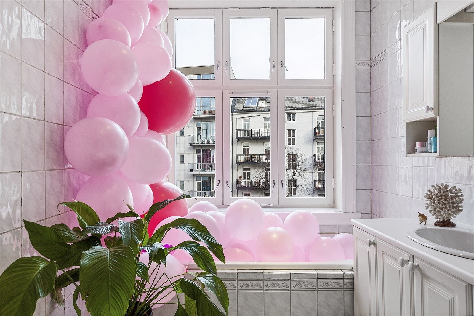 Badet vender mot bakgården. Galleribilde