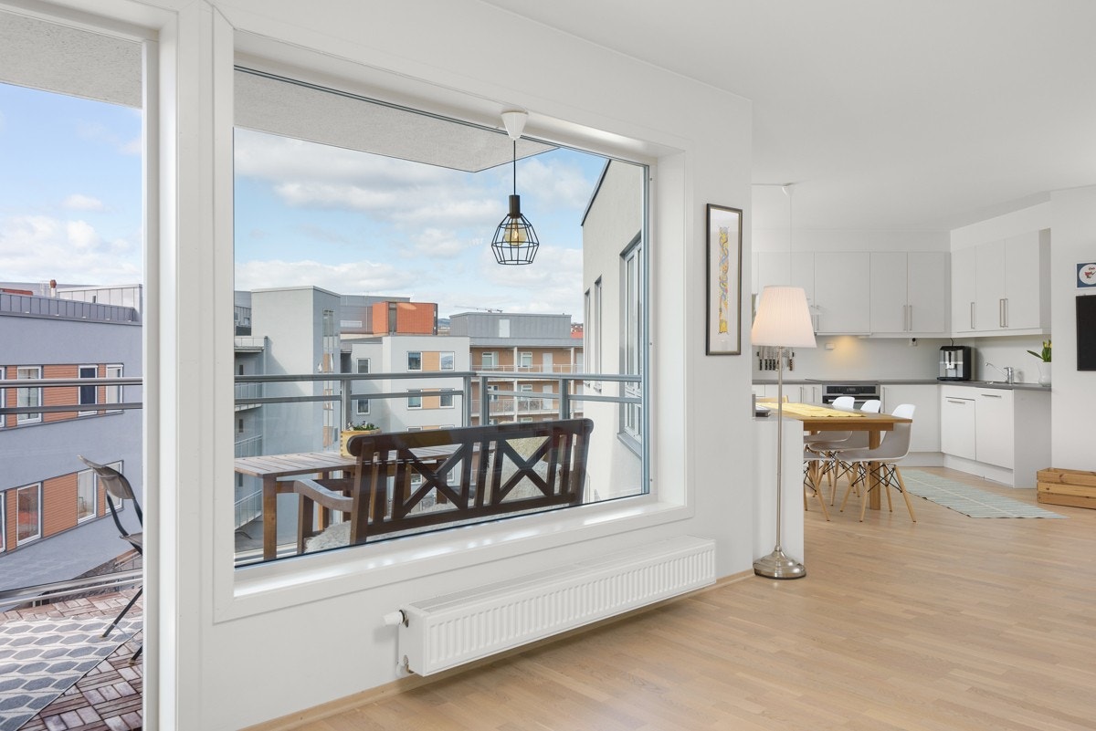 - Siden leiligheten ligger i byggets toppetasje har man i tillegg til godt lysinnslipp, en flott utsikt - Galleribilde