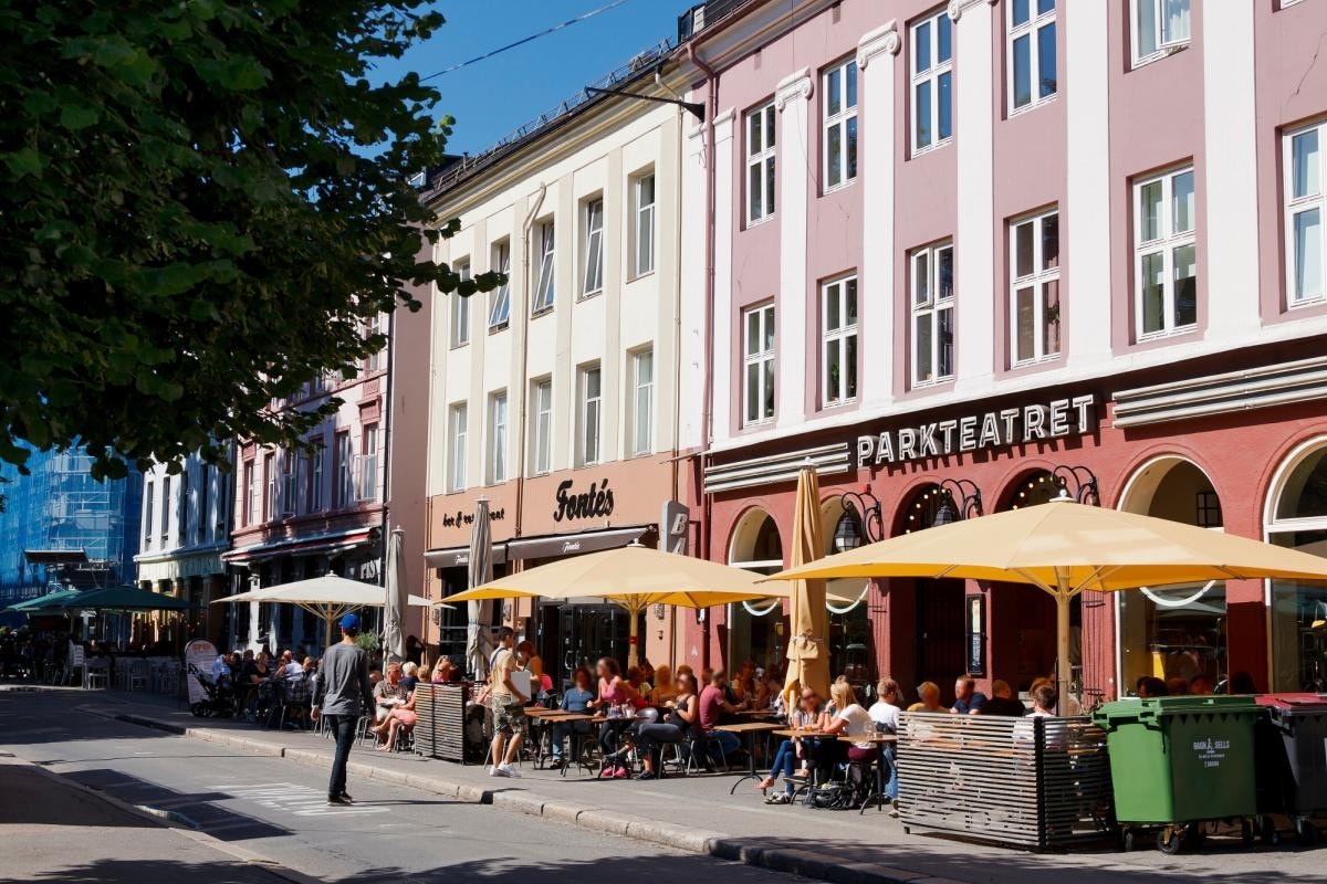 - Olaf Ryes plass med sitt yrende folkeliv, populære restauranter og kaféer - Galleribilde