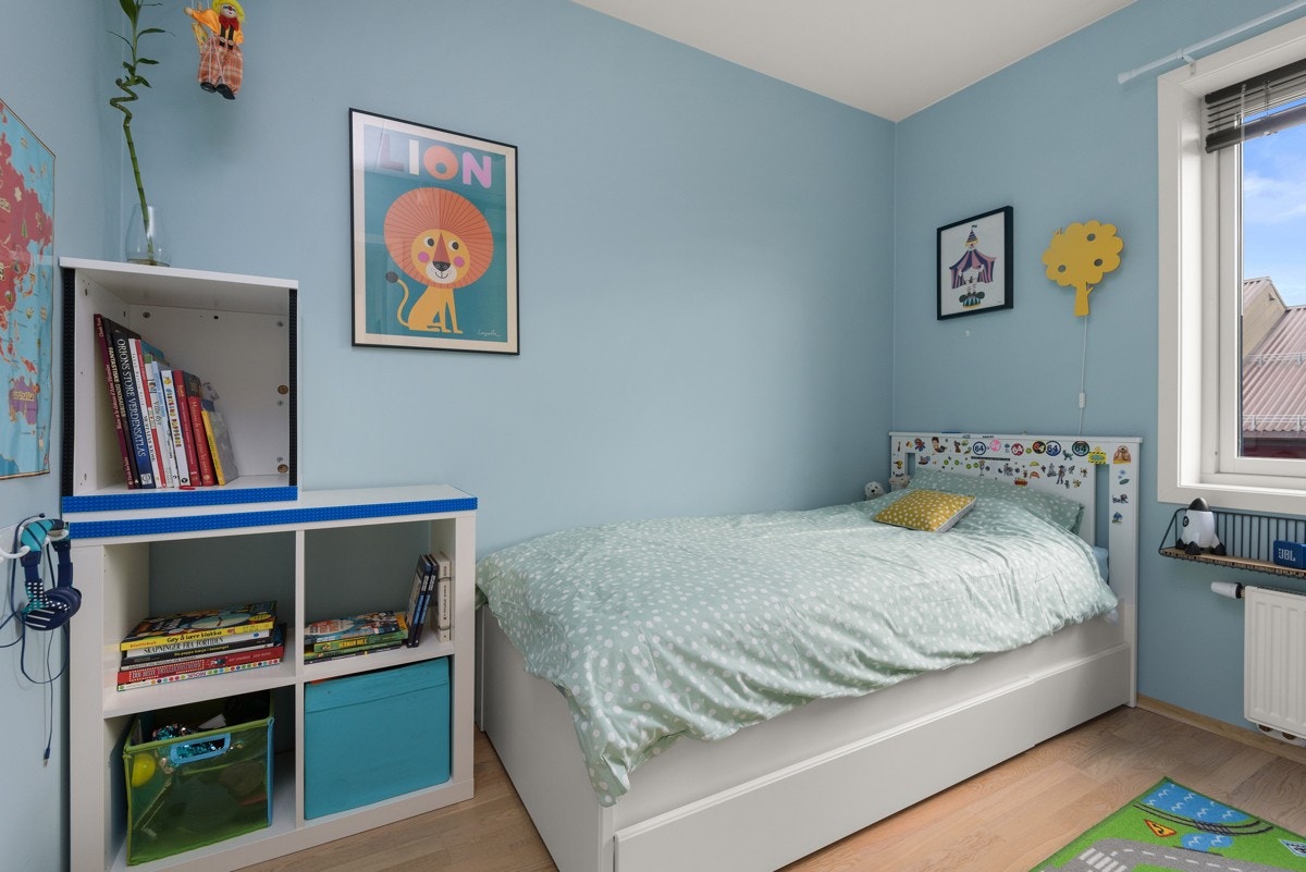 - Romslig soverom som i dag benyttes som barnerom, vendt mot rolig gate - Galleribilde