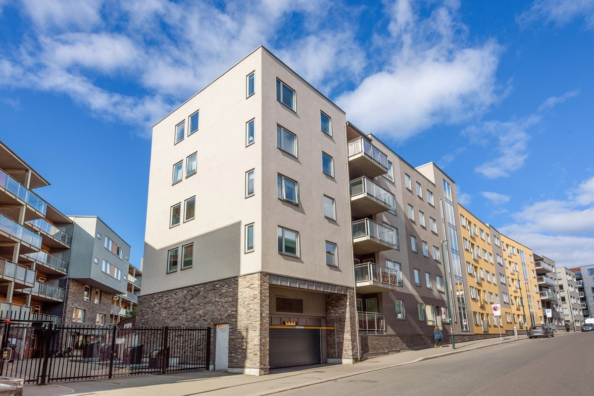 - Fasade sett fra gate. Leiligheten er topp- / hjørneleiligheten midt i bildet - Galleribilde