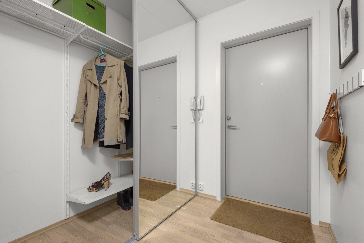 - Inngangsparti med dørtelefon med åpner, brann- og lydklassifisert inngangsdør og stor skyvedørsgarderobe - Galleribilde