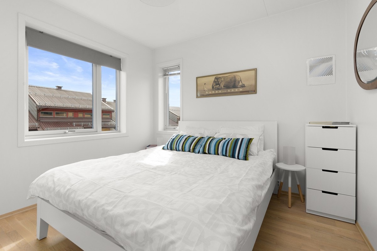 - Luftig hovedsoverom med 4-dørs garderobeskap samt plass til dobbeltseng, nattbord, kommode etc. - Galleribilde