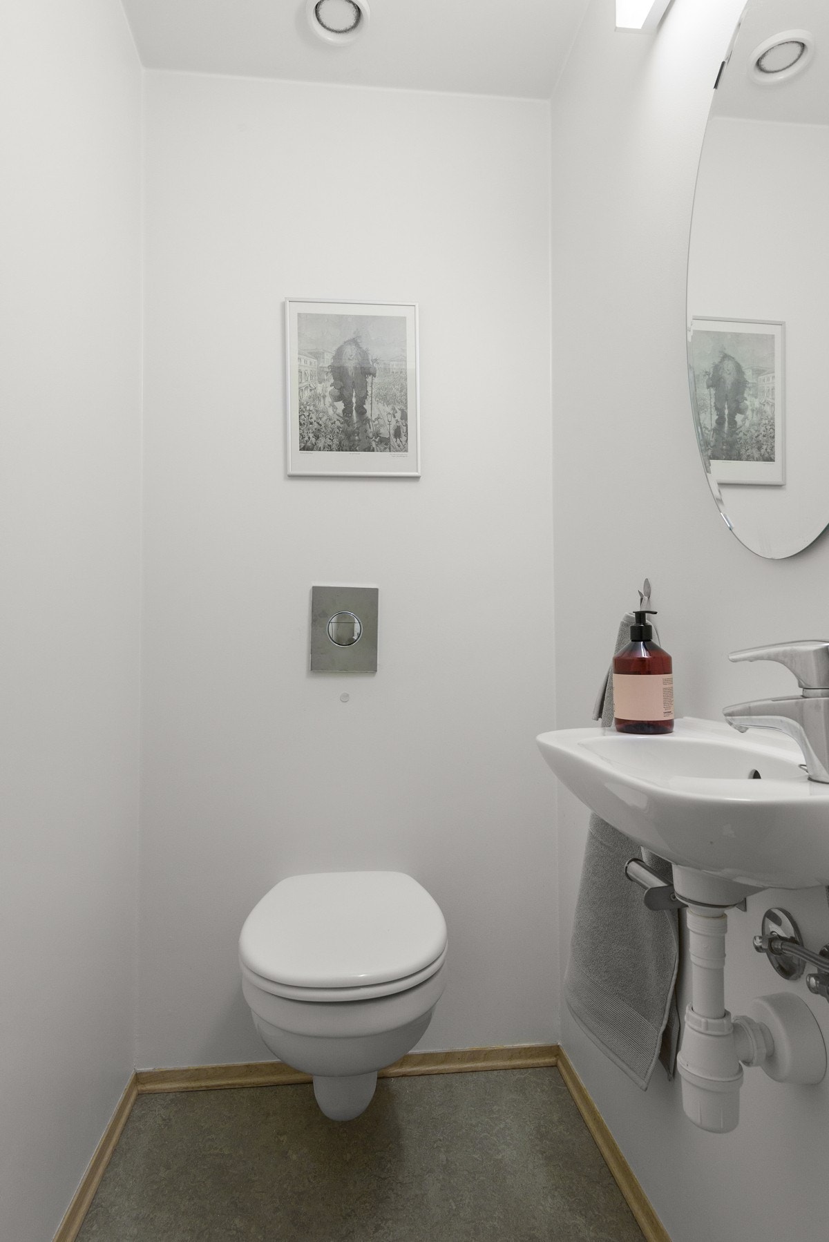 - Separat WC med vegghengt toalett, servant og speil - Galleribilde