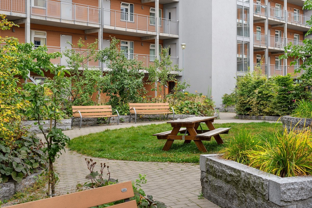 - Særdeles barnevennlig gård med stort, avlåst indre gårdsrom med lekeplass, sittegrupper og beplantning - Galleribilde