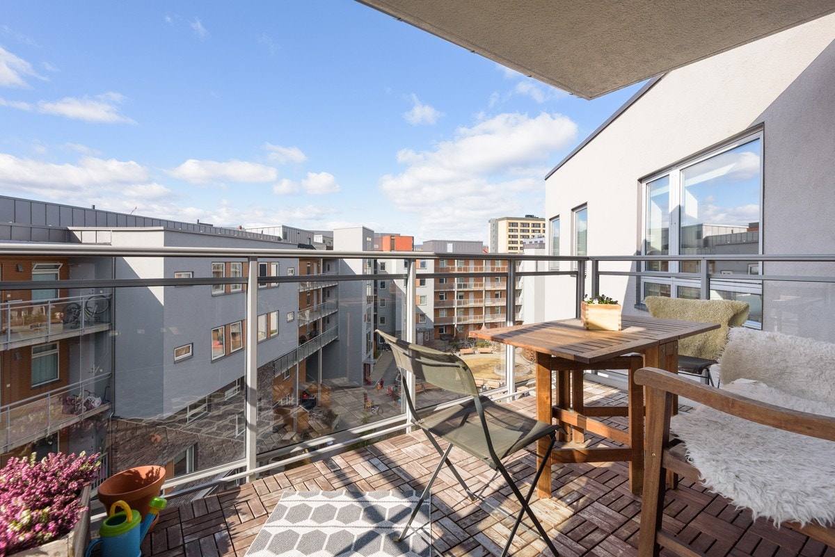 - Fra stuen har man direkte adkomst til stor, solrik balkong på ca. 8 m² - Galleribilde