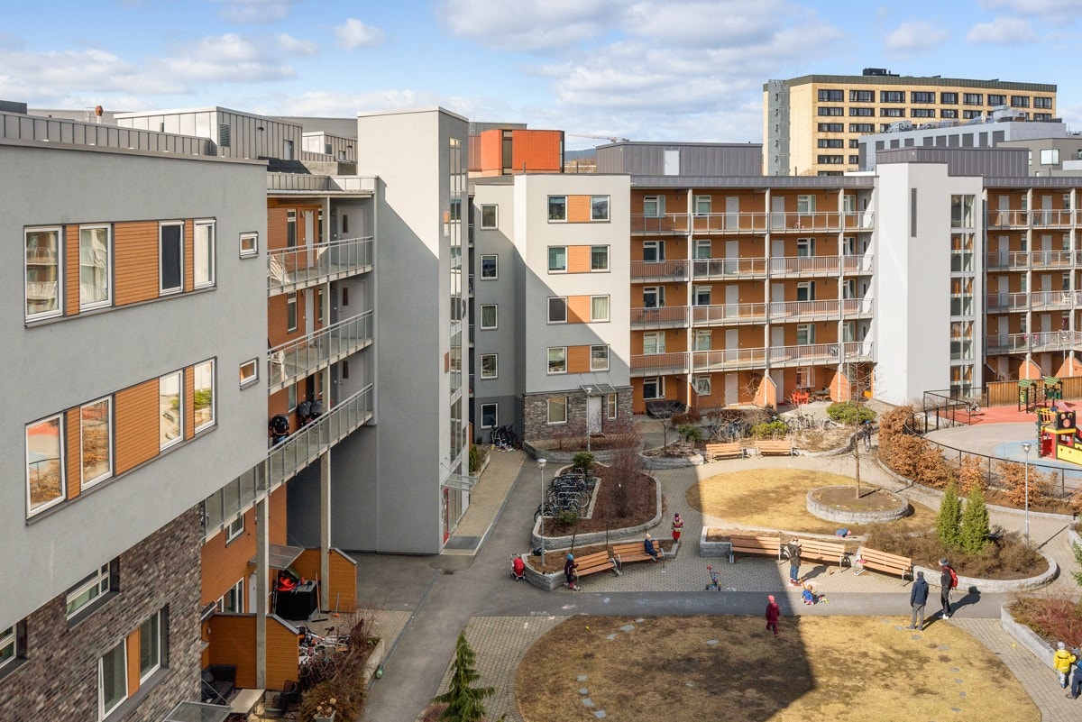 - Hyggelig utsikt over bakgård fra balkongen - Galleribilde