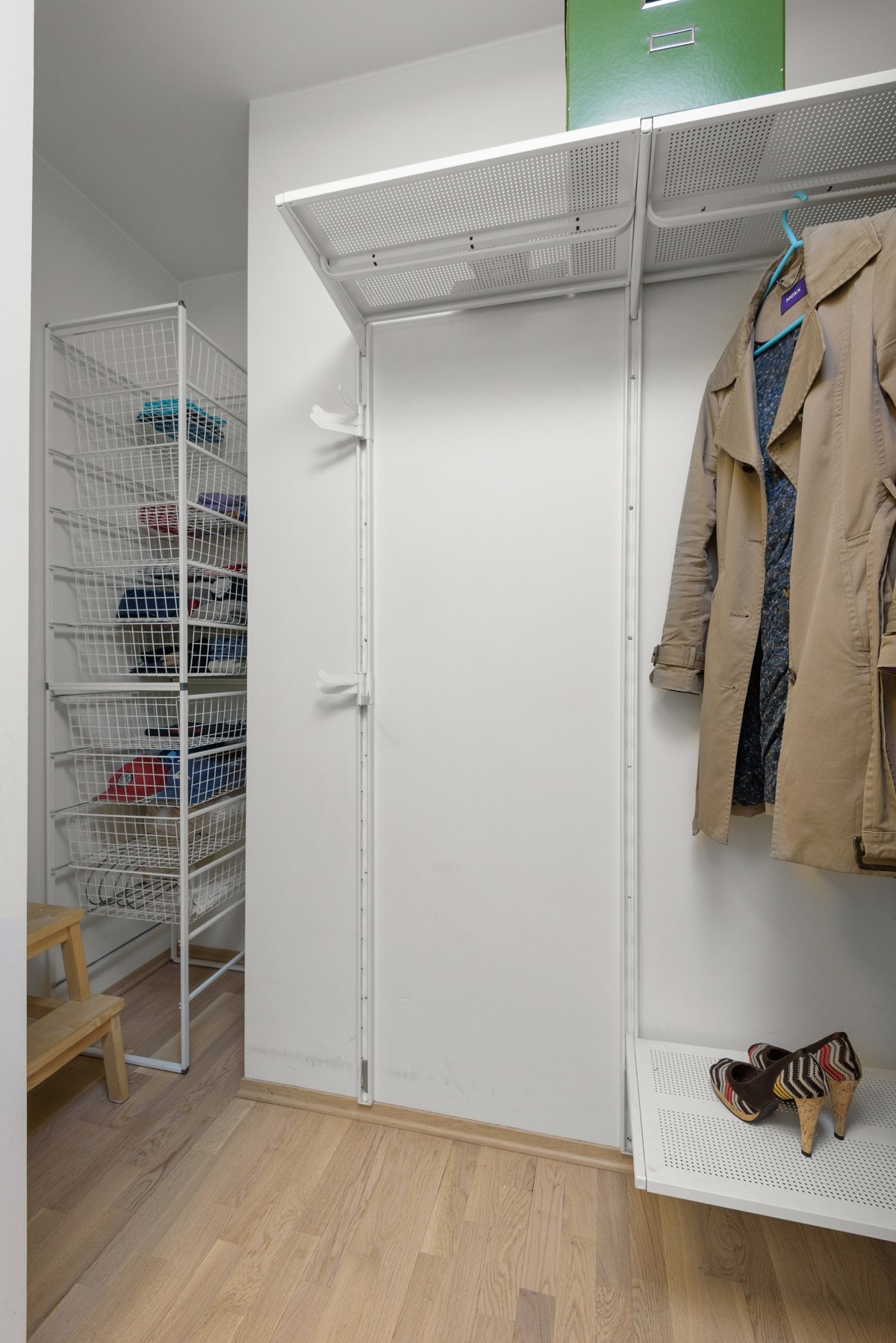 - Skyvedørsgarderoben er svært romslig og ekstra dyp, speilfront, oppheng, hyller og god lagringsplass - Galleribilde