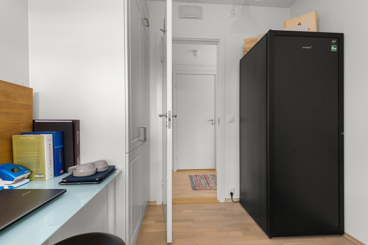 - Rommet har god plass til seng, nattbord og kontorpult - Galleribilde