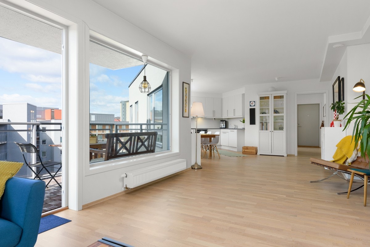 - Svært store vindusflater bidrar til et godt lysinnslipp og en luftig atmosfære - Galleribilde