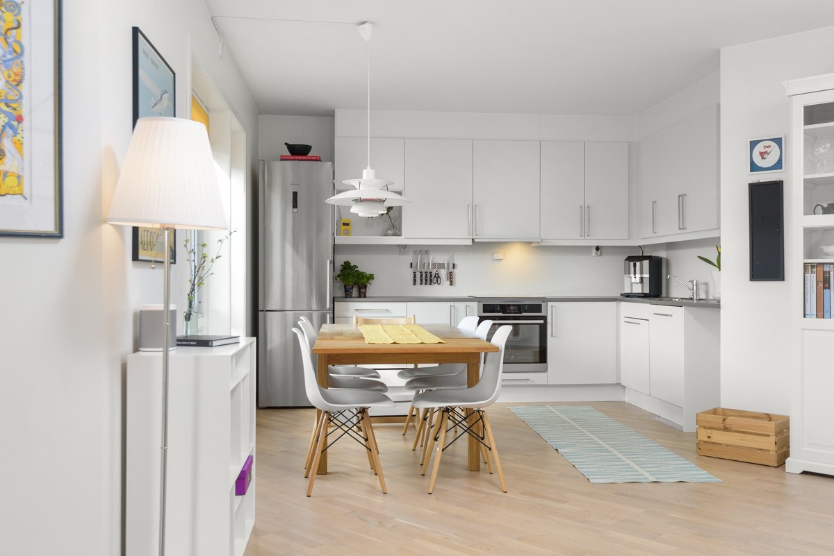 - Pen, moderne Sigdal-innredning (ny 2013) med hvite, glatte fronter og god skap- og benkeplass - Galleribilde