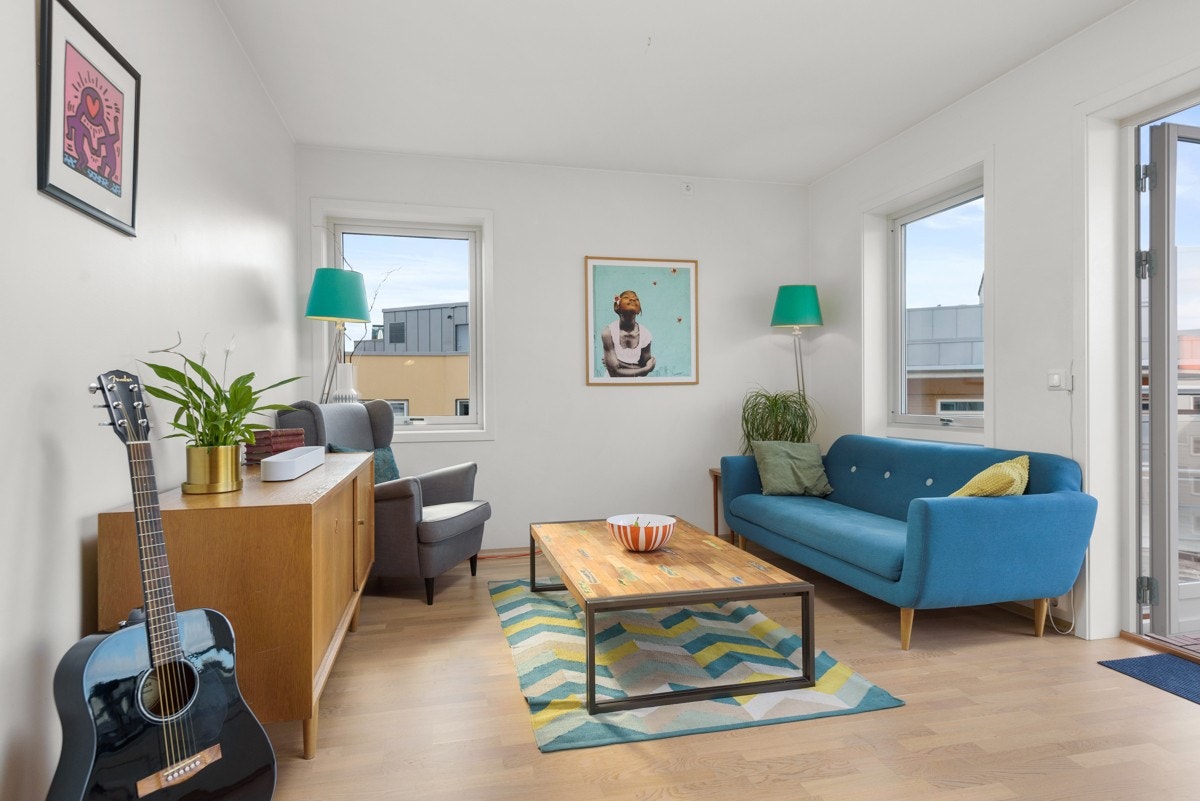 - Svært romslig hjørnestue med vinduer i 2 retninger - Galleribilde