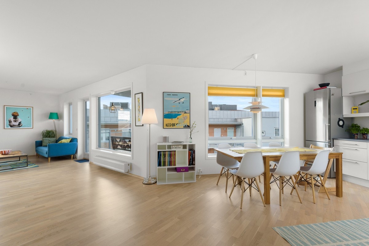 - Stue og kjøkken ligger delvis åpen løsning og skaper en åpen og sosial planløsning - Galleribilde