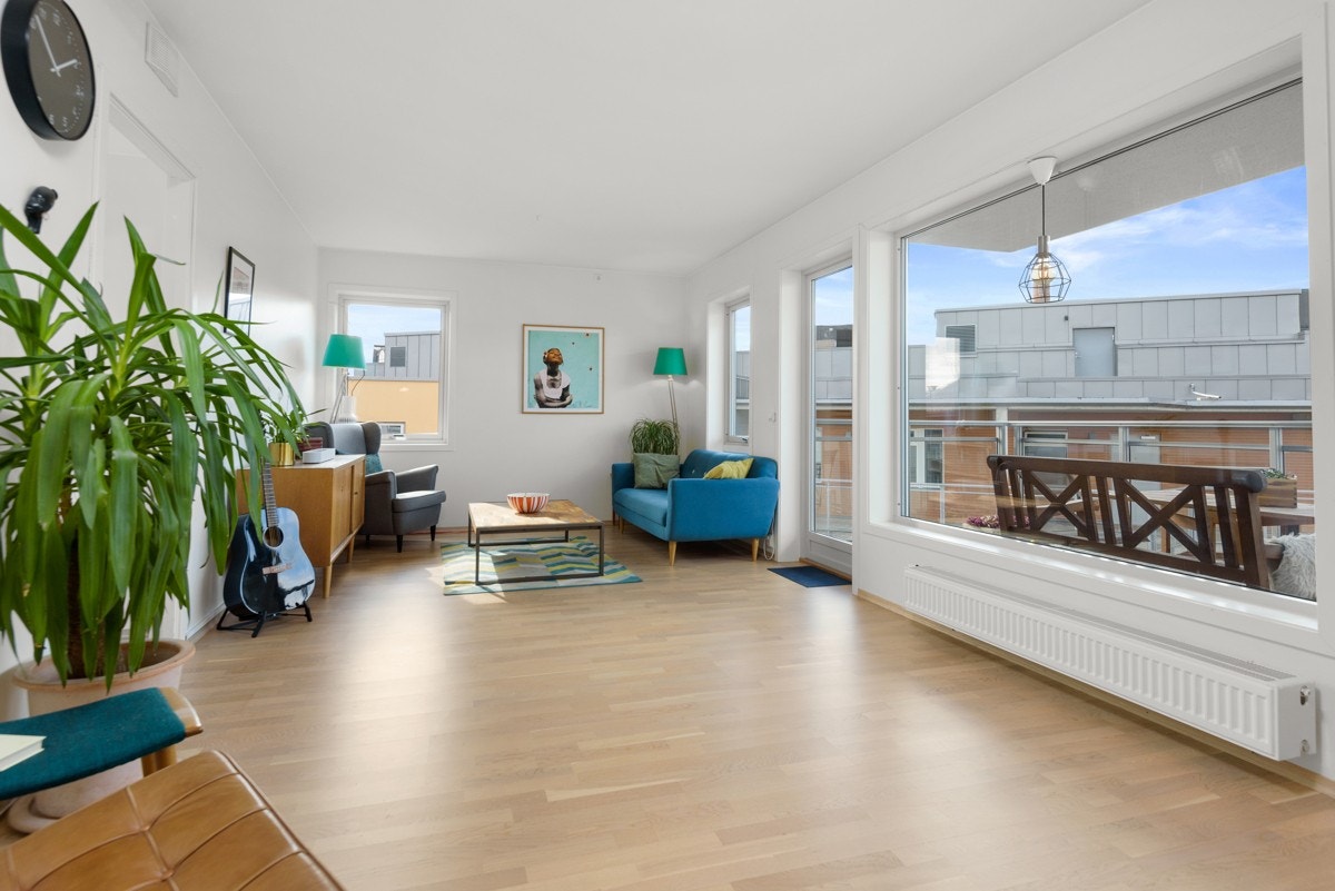 - Svært lys, moderne og tiltalende 4-roms topp-/ hjørneleilighet (ny 2013) - Galleribilde