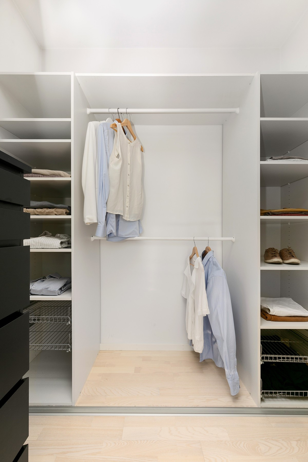Walk-in closet gir god orden og rikelig med plass til oppbevaring