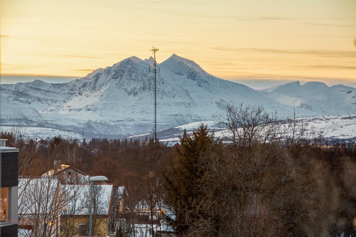 Utsikt fra stua mot Bentsjordtind