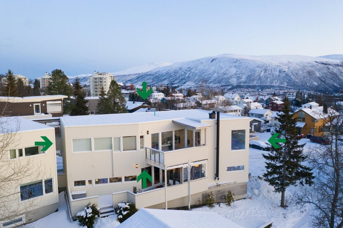 Stor vestvendt terrasse med flott utsikt og meget gode solforhold